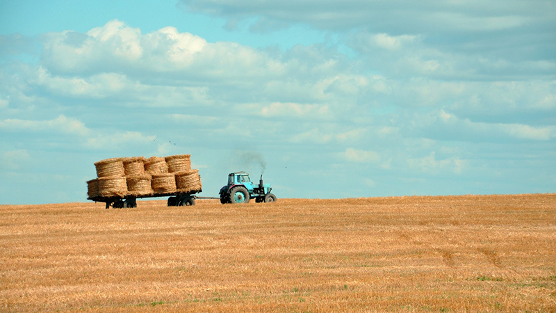 Tractor with straw